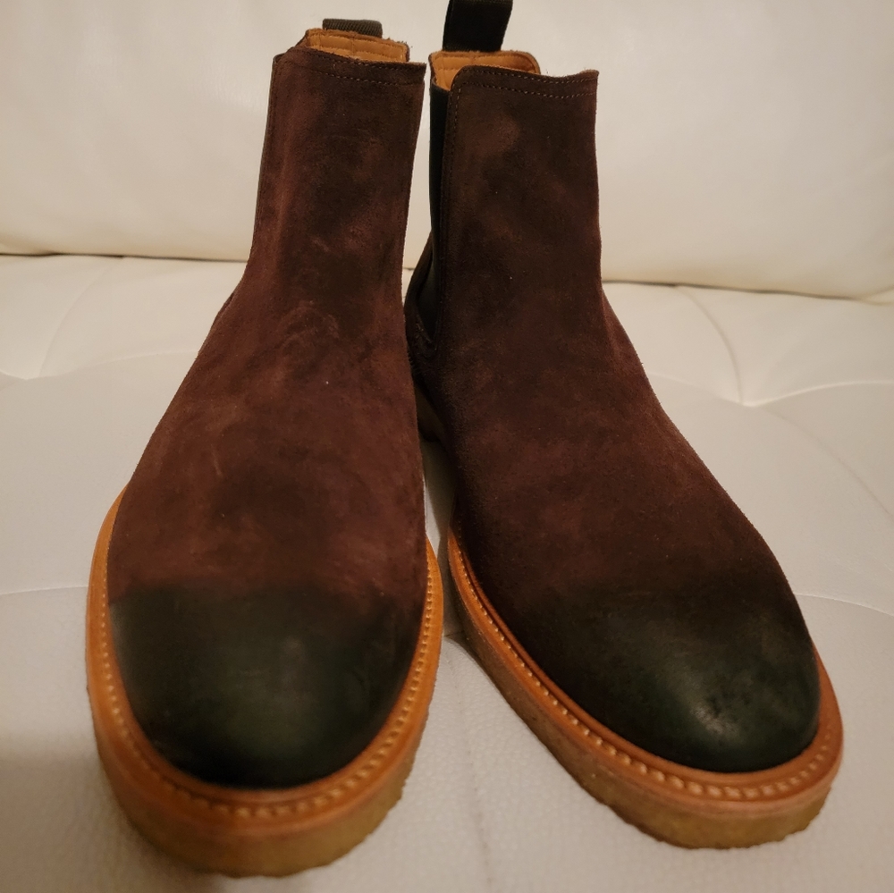 Men's suede Chelsea Boot size 10.5 Never worn. Banana Republic. Brown